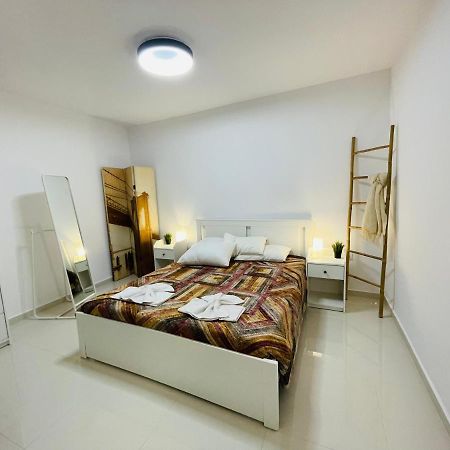 Haris White Apartment Roussospition Exterior photo