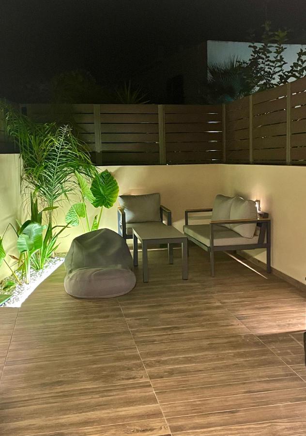 Haris White Apartment Roussospition Exterior photo